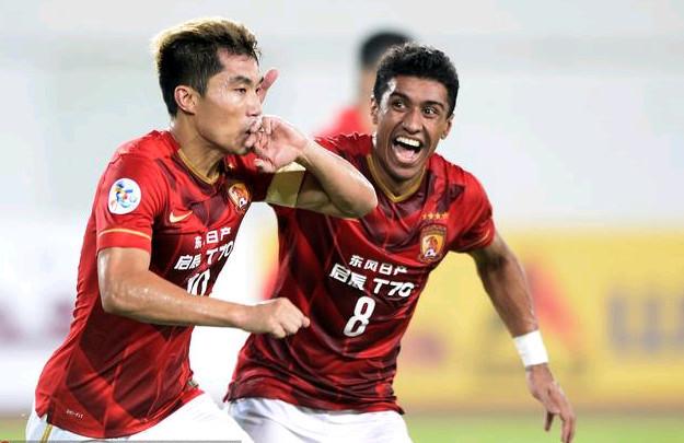 足球英超球队内部录像流出，球员争吵曝光