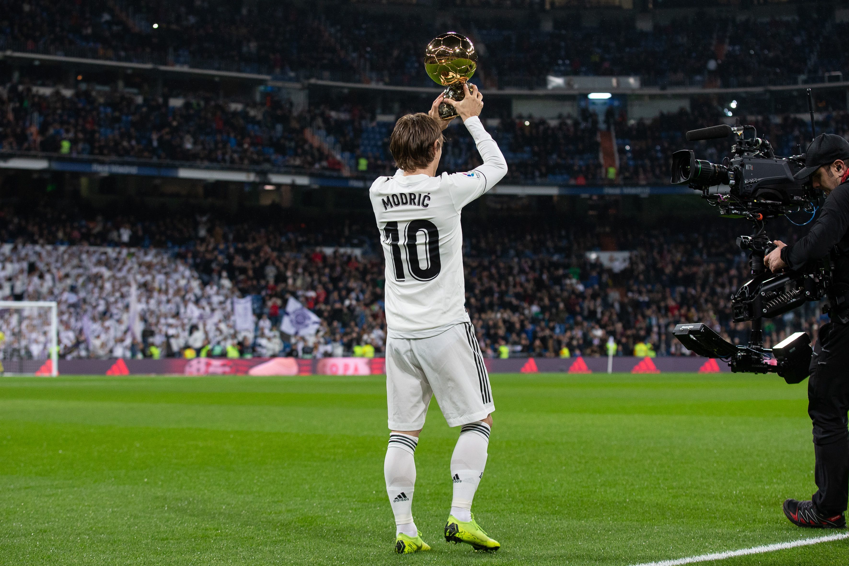 半场战报：萨索洛1-1比萨，马蒂奇建功，恩佐拉点射