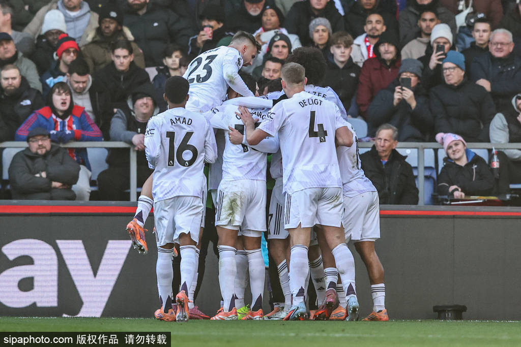 世体：引进小蜘蛛非常困难，巴萨高层越来越关注凯恩