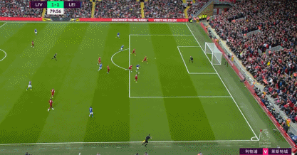 篮球篮网比赛中关键传球帮助球队取胜